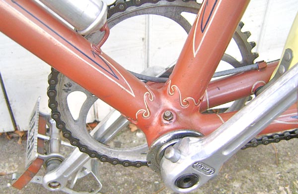 Bottom bracket area showing details of box-lining, Lytaloy cranks and pedals and Bayliss-Wiley cups and locknut