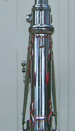 Front of headlugs showing 'T'